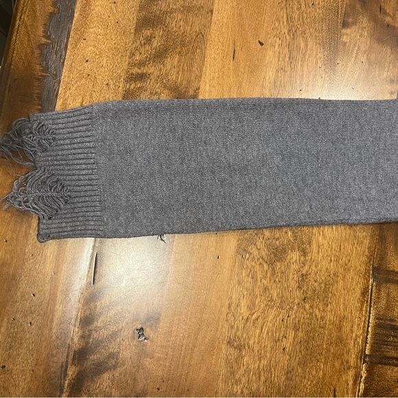 Wild Honey v-neck, distressed & cropped sweater, gray, size M, cozy and cute fit - Picture 5 of 7